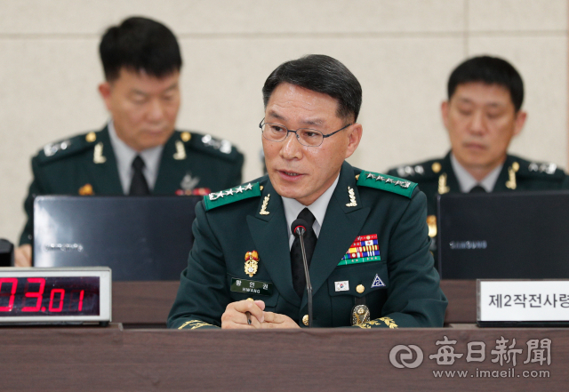 17일 대구 제2작전사령부에서 열린 국회 국방위원회 국정감사에서 황인권 제2작전사령관이 이주영 자유한국당 의원의 질의에 답하고 있다. 우태욱 기자 woo@imaeil.com