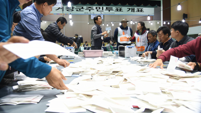 거창구치소 신축공사 주민투표 개표 모습. 이상재 기자