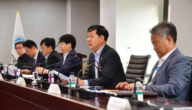 구윤철 기획재정부 2차관(오른쪽 두번째)이 17일 오후 서울 중구 소재 한국재정정보원에서 