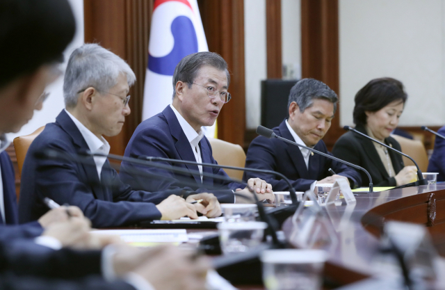문재인 대통령이 17일 오후 경제장관회의를 주재하고 있다. 왼쪽부터 최기영 과학기술정보통신부 장관, 문 대통령, 정경두 국방부 장관, 박영선 중소벤처기업부 장관. 연합뉴스