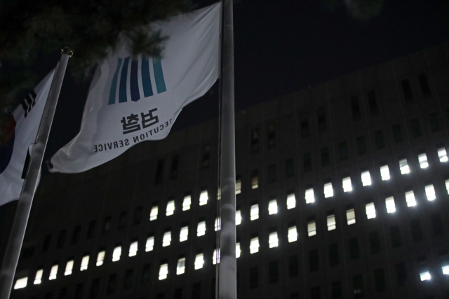 조국 법무부 장관의 부인 정경심 동양대 교수가 사모펀드, 자녀들의 입시 관련 의혹 등을 조사받기 위해 지난 5일 검찰에 피의자 신분으로 재소환 됐다. 사진은 이날 밤늦게까지 불이 꺼지지 않는 서울 서초구 중앙지검의 모습. 연합뉴스