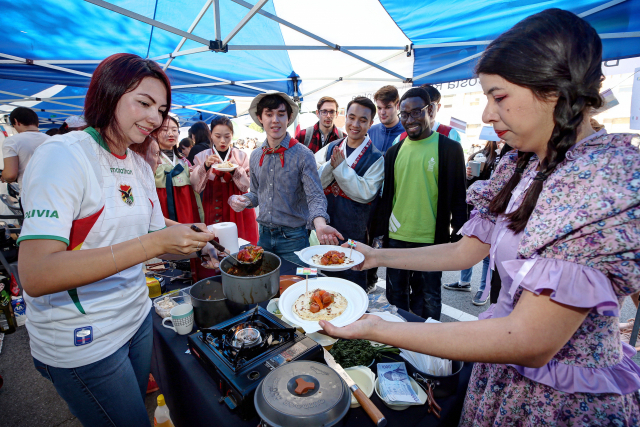 최근 계명대에서 열린 국제문화축전에서 외국인 유학생들이 자국의 음식을 직접 만들어 선보이고 있다. 계명대 제공
