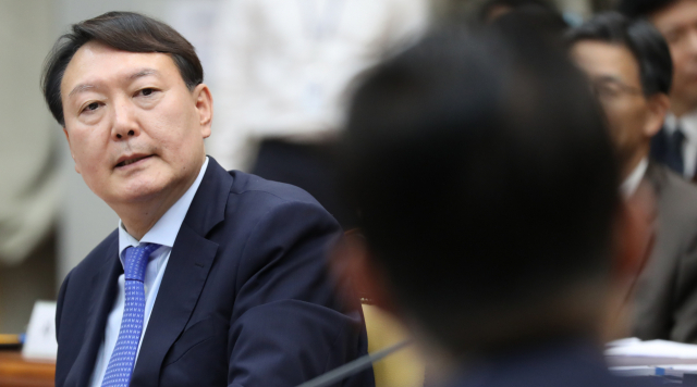 윤석열 검찰총장이 17일 서울 서초구 대검찰청에서 열린 국회 법제사법위원회의 대검찰청에 대한 국정감사에서 무소속 박지원 의원 질의에 답하고 있다. 연합뉴스
