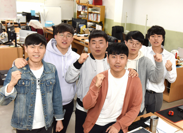 최근 일본 소프트뱅크에 합격한 영진전문대 일본IT기업주문반 김도형, 이상진, 김명종, 박언채, 신현빈, 윤건희(왼쪽부터) 씨가 대학 강의실에서 파이팅을 외치고 있다. 영진전문대 제공