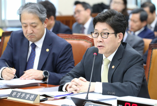 18일 오전 국회에서 열린 환경노동위원회의 환경부, 기상청 등의 종합국정감사에서 조명래 환경부 장관이 의원 질의에 답변하고 있다. 연합뉴스