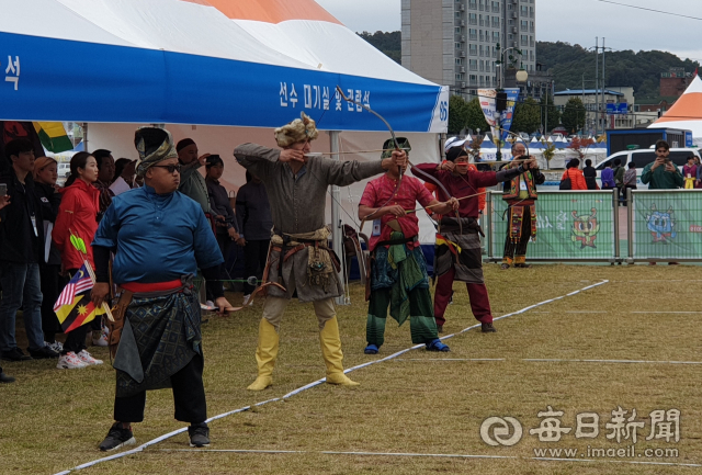 18일 오전 예천세계활축제에서 세계전통활쏘기대회에 참가한 세계 각국의 활쏘기 대표들이 경연을 펼치고 있다. 윤영민 기자