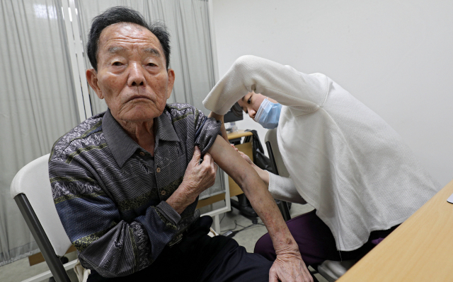 18일 오후 대구보훈병원에서 어르신들이 인플루엔자(독감) 예방접종을 맞고 있다. 생후 6개월에서 12세 어린이와 임산부 및 만 65세 이상의 무료 접종 대상자들은 오는 11월 22일까지 주소지와 상관없이 전국 보건소 및 예방접종 지정 의료기관에서 받을 수 있다. 김영진 기자 kyjmaeil@imaeil.com