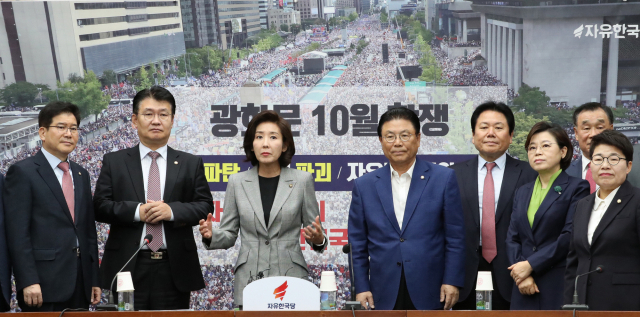자유한국당 나경원 원내대표가 18일 오전 국회에서 열린 국정감사대책회의에서 