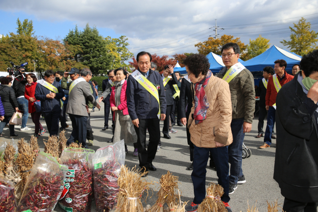 경북 의성군은 매년 가을 포항향우회 주관으로 포항종합운동장에서 의성군 농·특산물 홍보 판매 행사를 연다. 지난해 행사 사진. 의성군 제공