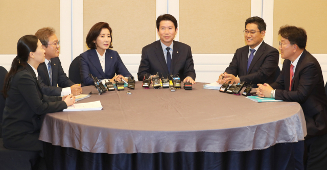 여야 3당 교섭단체 원내대표들이 16일 오후 국회에서 공수처 설치법을 비롯한 검찰 개혁안 등을 논의하기 위해 각 당 의원 1명이 참석하는 