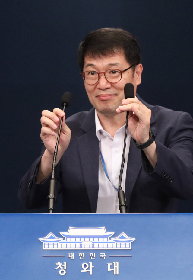 황덕순 일자리수석이 15일 오후 청와대에서 최근 고용동향과 관련한 브리핑을 하고 있다. 연합뉴스