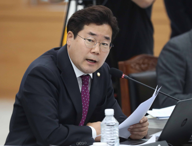 더불어민주당 박찬대 의원이 15일 오전 경남 진주시 경상대학교 가좌캠퍼스 GNU컨벤션센터에서 열린 국회 교육위원회 2019년도 국정감사에서 질의하고 있다. 연합뉴스