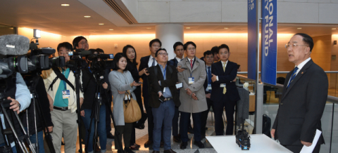 홍남기 부총리 겸 기획재정부 장관이 18일(현지시간) 미국 워싱턴DC 국제통화기금(IMF)에서 한국 특파원들과 인터뷰하고 있다. 기획재정부 제공.