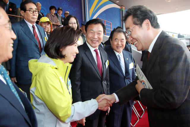 이낙연 국무총리가 20일 서울 용산구 효창운동장에서 행정안전부 이북5도위원회와 이북도민중앙연합회 주최로 열린 