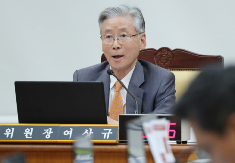 17일 서울 서초구 대검찰청에서 열린 국회 법제사법위원회의 대검찰청에 대한 국정감사에서 여상규 위원장이 주 질의 순서를 마무리하며 윤석열 검찰총장에게 직접 질의하고 있다. 연합뉴스