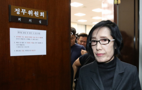 피우진 전 국가보훈처장이 18일 국회에서 열린 정무위 국정감사에 출석, 증인선서를 거부한 뒤 국감장을 나서고 있다. 연합뉴스