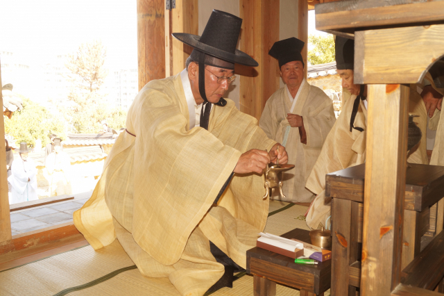 장세용 구미시장이 21일 왕산 허위선생 순국 111주기를 맞아 열린 향사에서 술잔을 올리고 있다. 전병용 기자