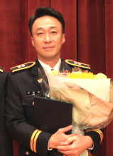 남다른 대구사랑과 영화에서 강직한 형사 이미지가 맞물려 단박에 대구지방경찰청 명예 경감이 된 톱스타급 영화배우 이성민.