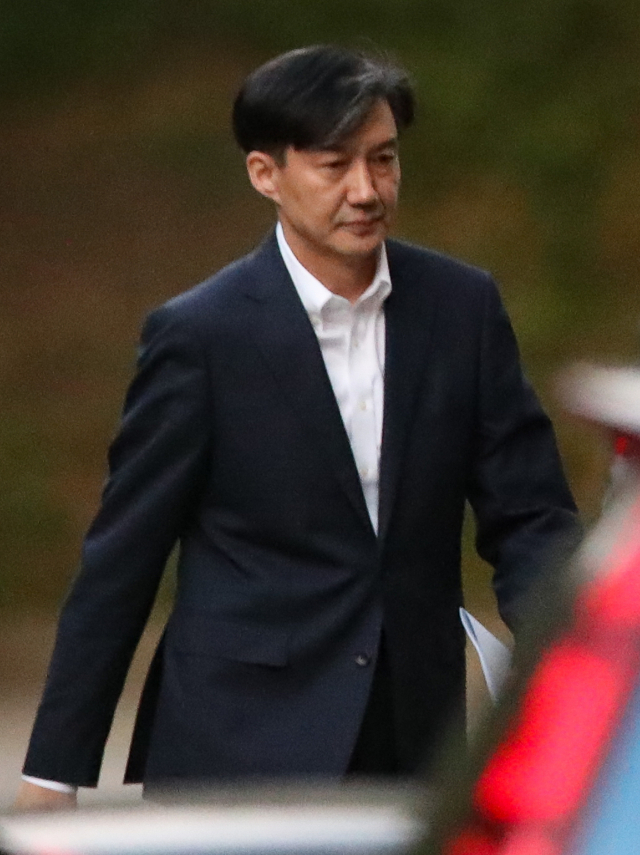 전격적으로 사의를 밝힌 조국 전 법무부 장관이 지난 14일 오후 방배동 자택을 나서고 있다. 연합뉴스