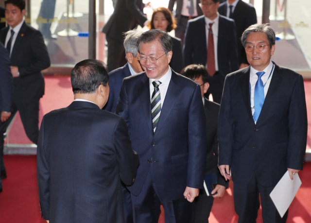 문재인 대통령이 22일 오전 국회에서 내년도 예산안에 대한 시정연설을 하기 위해 도착, 문희상 국회의장의 영접을 받고 있다. 연합뉴스