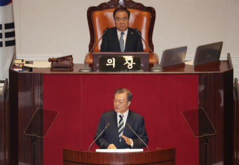 문재인 대통령이 22일 오전 국회 본회의장에서 내년도 예산안에 대해 시정연설을 하고 있다. 연합뉴스
