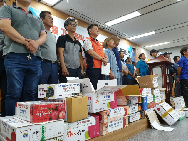 지난 8월 경북지역 농민단체 회원들이 농산물 가격 안정을 위한 대책을 요구하는 기자회견을 하고 있다. 매일신문 DB