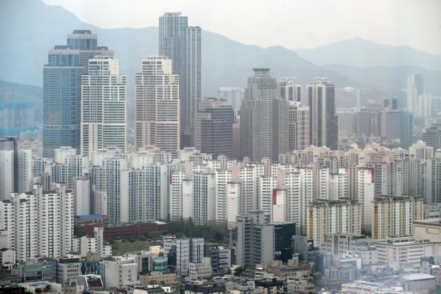 분양가 상한제를 포함한 주택법 시행령 개정안이 22일 국무회의를 통과했다. 자료사진 연합뉴스