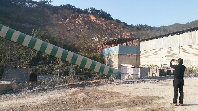 지난 3일 경북 고령군 한 토석채취장에서 태풍으로 발생한 붕괴 사고를 두고 업체와 고령군 사이에 책임공방이 벌어지고 있다. 이채수 기자