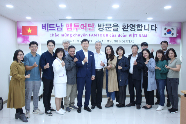 베트남 팸투어단 의사들이 22일 세명병원을 찾아 건강검진을 받고 의료협력 문제를 논의했다. 세병병원 제공