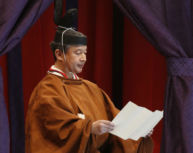 나루히토 일왕이 22일 오후 도쿄(東京) 지요다(千代田)구 소재 고쿄(皇居)의 규덴(宮殿)에서 자신이 일본 헌법과 