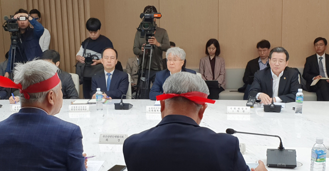 김용범 기획재정부 1차관(오른쪽)이 22일 대한상의에서 민관합동 농업계 간담회를 주재하고 있다. 연합뉴스