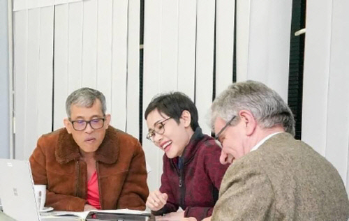 마하 와찌랄롱꼰 태국 국왕(왼쪽)과 배우자 시니낫 웡와치라파크디(가운데), 연합뉴스