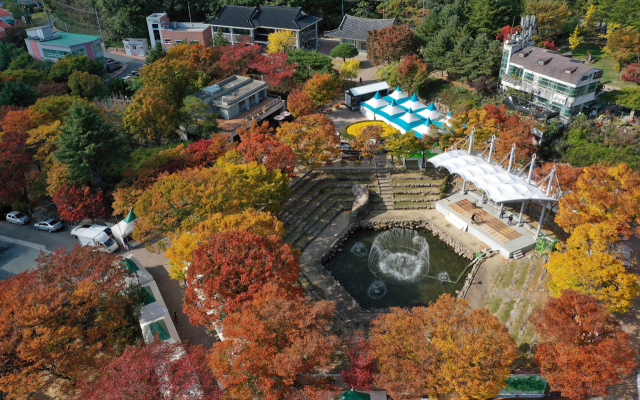 서리가 내리고 단풍이 절정에 이른다는 절기상 상강(霜降) 무렵에 접어든 22일 대구시 동구 팔공산 동화지구에 울긋불긋 물든 단풍이 가을 정취를 더하고 있다. 팔공산에서는 23일부터 27일까지 20회 팔공산 단풍축제가 열린다. 연합뉴스