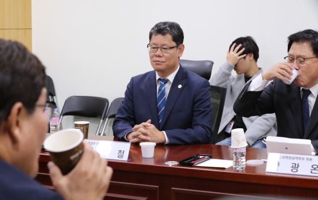 김연철 통일부 장관이 23일 오전 국회 의원회관에서 열린 더불어민주당 한반도비핵화대책특별위원회 정책간담회에 굳은 표정으로 참석해 있다. 이날 노동신문과 조선중앙통신 등 북한 관영매체들은 김정은 국무위원장이 금강산관광지구를 현지지도하고 금강산에 설치된 남측 시설 철거를 지시했다고 보도했다. 연합뉴스