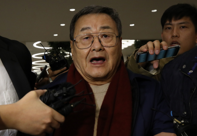 가사 도우미를 성폭행한 혐의로 고소당한 김준기 전 DB그룹(옛 동부그룹) 회장이 23일 새벽 인천국제공항을 통해 귀국한 뒤 체포돼 경찰서로 이송되고 있다. 연합뉴스