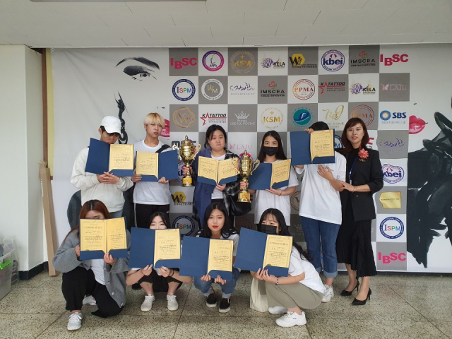 한국 미용기능경기대회에서 수상한 거창대학 학생들이 상장을 들고 기념촬영을 하고 있다. 거창대학 제공