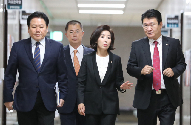 자유한국당 나경원 원내대표가 23일 오전 국회에서 열린 원내대표-중진의원 회의에 들어서고 있다. 연합뉴스