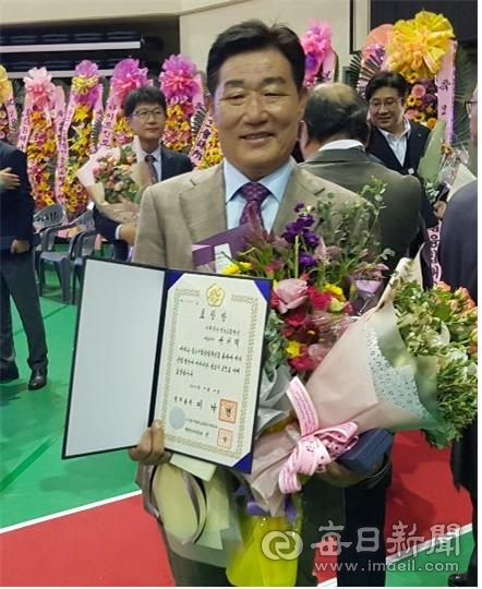 권기택 대표가 국무총리표창을 받고 기념촬영하고 있다. 안동대 제공