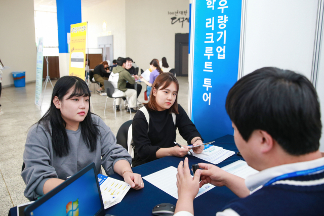 지난 10일 대구가톨릭대 강당에서 열린 취업박람회에 참가한 학생들이 취업 상담을 받고 있다. 대구가톨릭대 제공