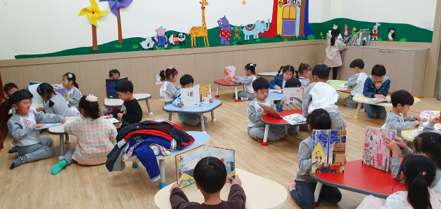 책 읽기 좋은 계절이다. 각 도서관에선 책을 가까이 할 수 있게 다양한 프로그램을 운영 중이다. 도서관을 찾으면 독서 프로그램 외에 각종 문화 행사와 강좌도 접할 수 있다. 대구 남부도서관을 찾은 유아들 모습. 대구 남부도서관 제공