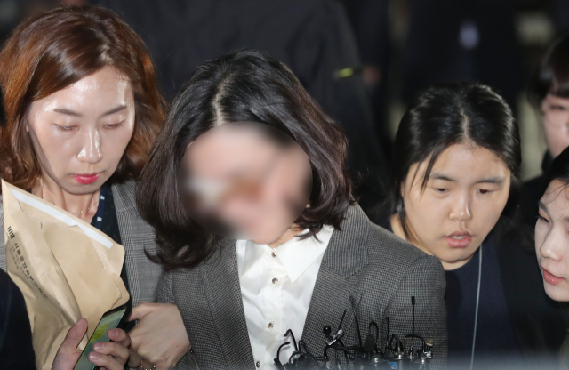 조국 전 법무부 장관의 부인 정경심 동양대 교수가 23일 오후 서울 서초구 서울중앙지법에서 영장실질심사를 받은 뒤 법정에서 나오고 있다. 연합뉴스