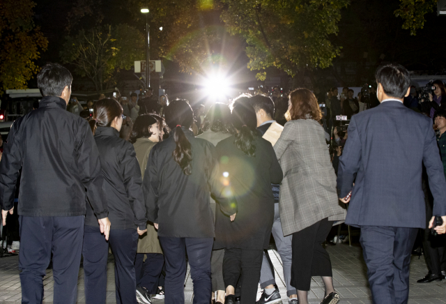 조국 전 장관의 부인 정경심 교수가 23일 영장실질심사를 마친 뒤 서울 서초구 서울중앙지법을 나와 호송차로 향하고 있다. 연합뉴스