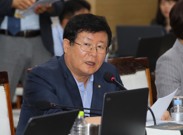 더불어민주당 설훈 의원이 4일 세종시 정부세종청사 고용노동부에서 열린 국회 환경노동위원회 국정감사에서 이재갑 고용노동부 장관에게 질의하고 있다. 자료사진 연합뉴스