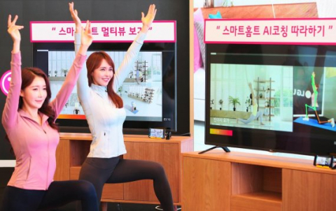 LG유플러스의 스마트홈트 서비스에서 AI 코치가 모델의 트레이닝 자세를 교정해주고 있다. LG유플러스 제공