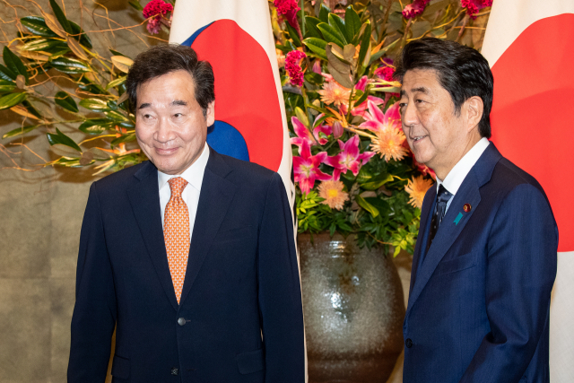 이낙연 국무총리가 24일 오전 일본 도쿄(東京) 총리관저에서 아베 신조(安倍晋三) 총리와 함께 면담장으로 이동하고 있다. 연합뉴스