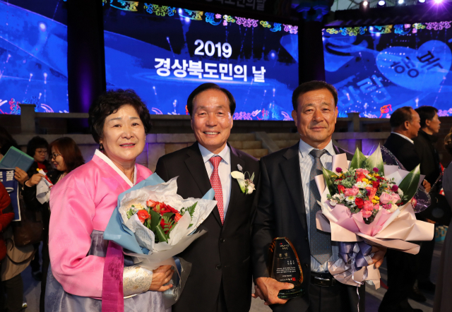 신일연(오른쪽) 경북 의성군 마늘생산자연합회장이 