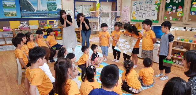 대구시교육청이 전국에서 처음으로 문을 연 통합병설유치원 수업 모습. 동구 불로초등학교에 설치된 유치원으로 장애·비장애 아동이 함께 수업을 받는다. 대구시교육청 제공