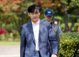 조국 전 법무부 장관이 24일 부인 정경심 교수의 접견을 마치고 아들과 의왕시 서울 구치소를 나서고 있다. 연합뉴스