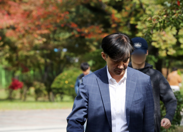 조국 전 법무부 장관이 24일 부인인 정경심 교수의 접견을 마치고 의왕시 서울구치소를 나서고 있다. 연합뉴스
