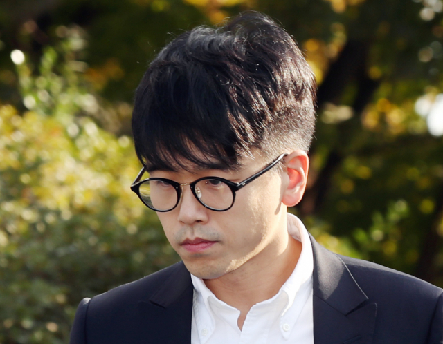 해외에서 변종 대마를 흡연하고 국내로 밀반입한 혐의로 구속 기소됐다가 집행유예로 석방된 이재현 CJ그룹 회장의 장남 선호씨가 24일 오후 인천시 미추홀구 인천구치소를 나서고 있다. 연합뉴스